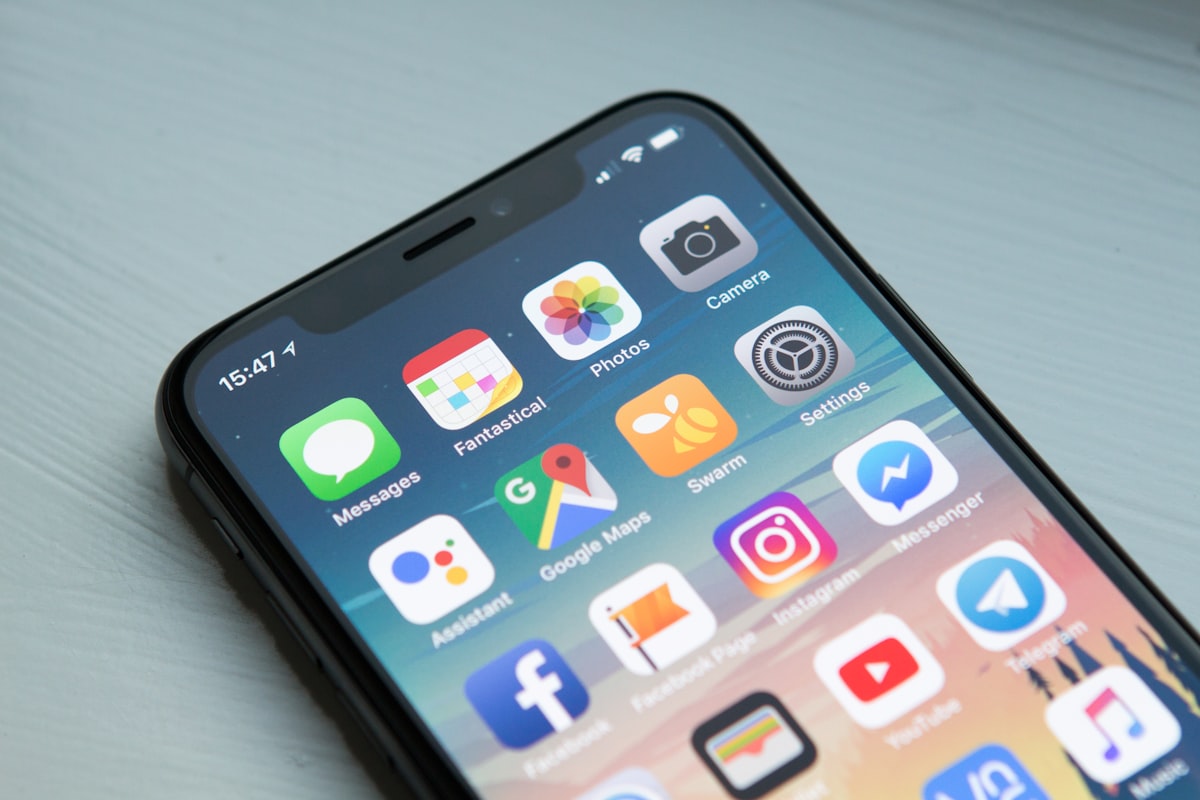 Smartphone avec un écran d'applications mobiles