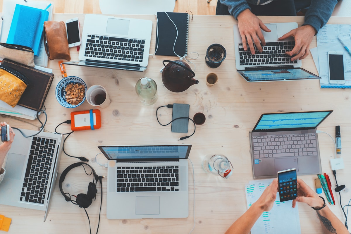 Équipe au travail sur plusieurs ordinateurs portables