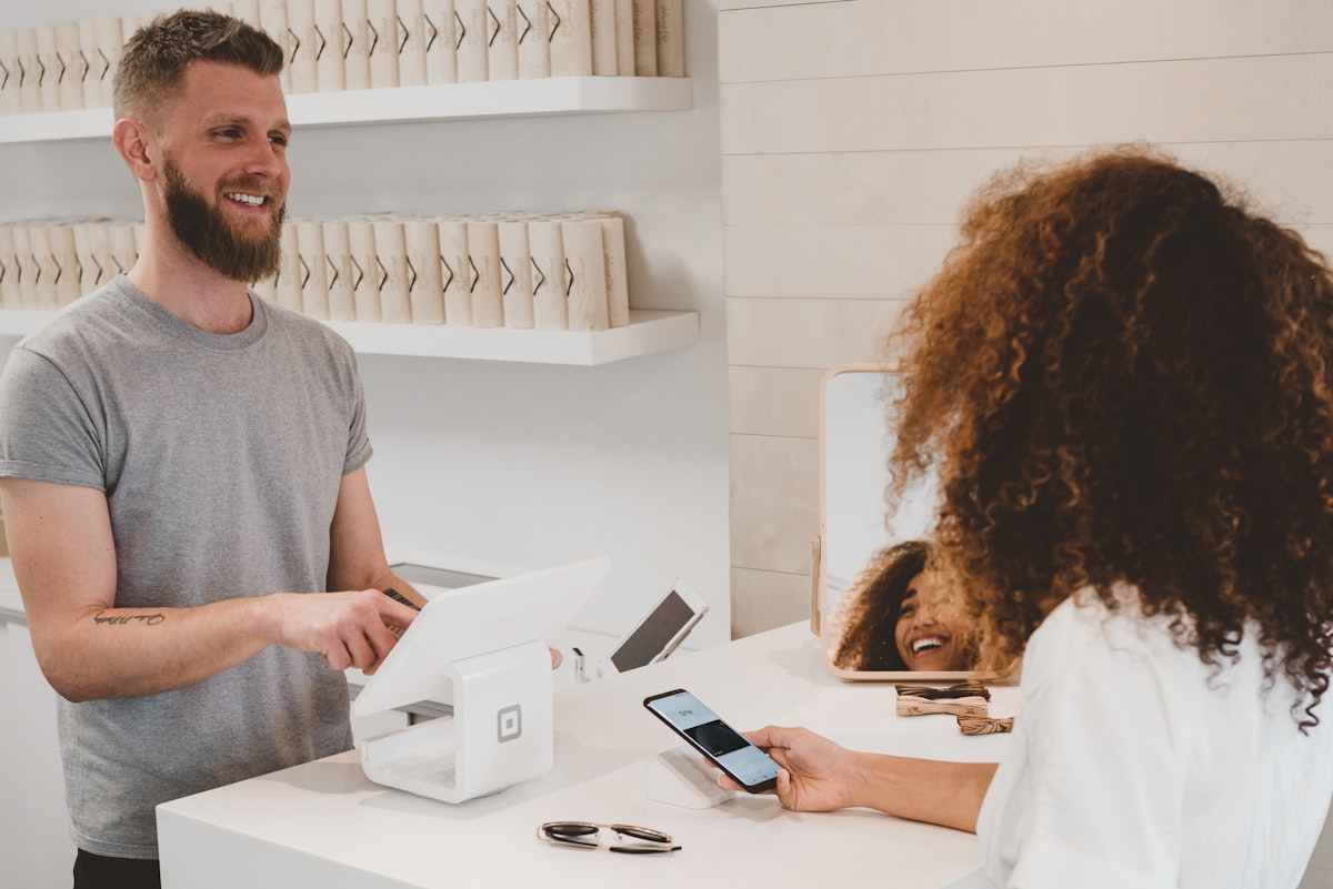 Cliente qui paie en boutique depuis son téléphone