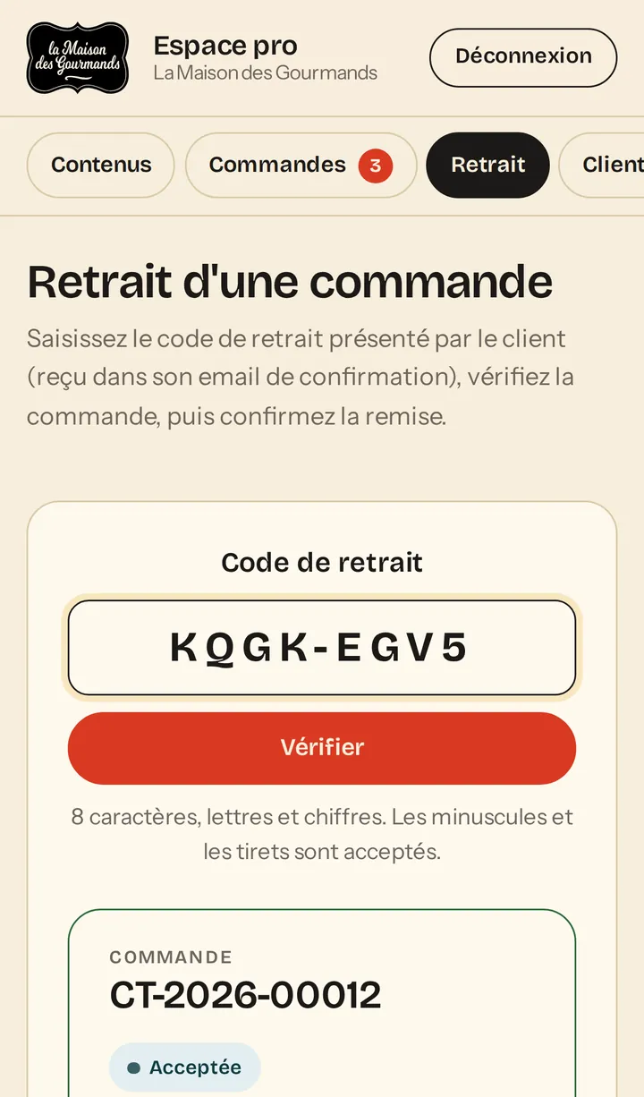 Écran de retrait sur téléphone : saisie du code KQGK-EGV5